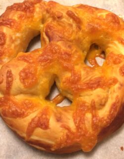 Finished cheese pretzel with shorter rope and narrow gaps