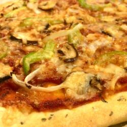 veggie pizza close up
